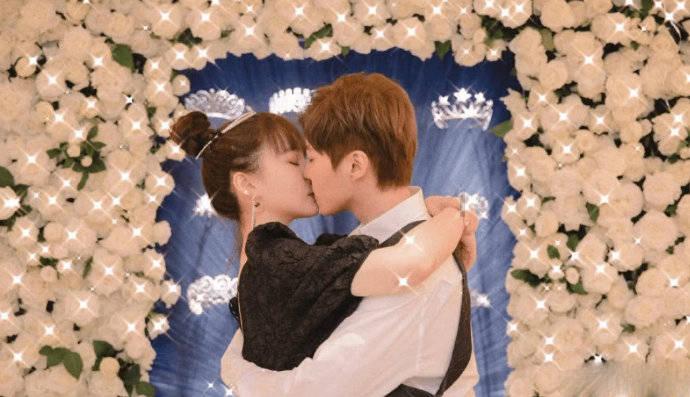 王鹤棣《100道光芒》路透曝光，西装造型显乖巧，如何评价他的综艺感？游戏画面